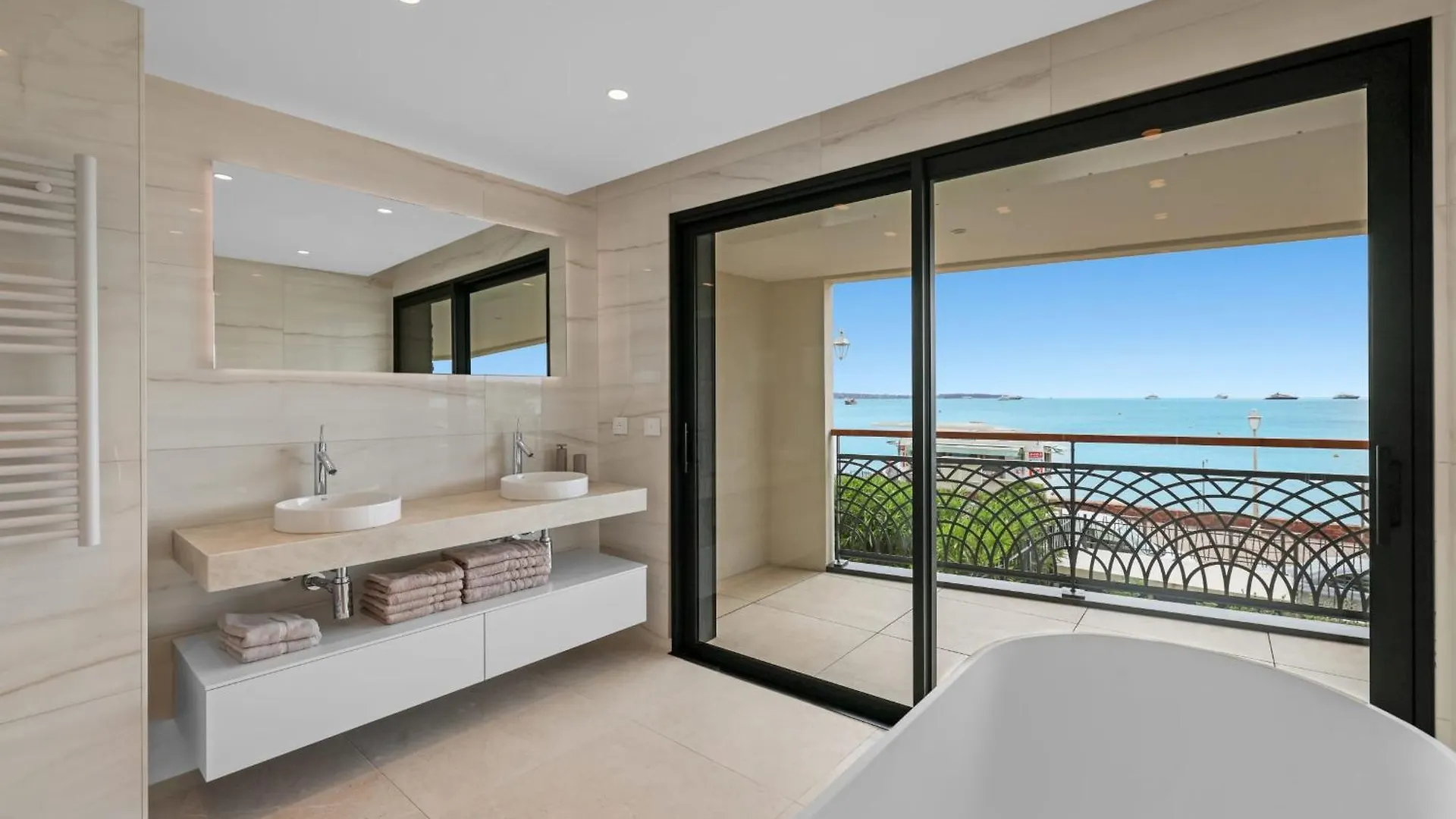 Ref 1998 - Cannes - Sea View Apartment For Rent